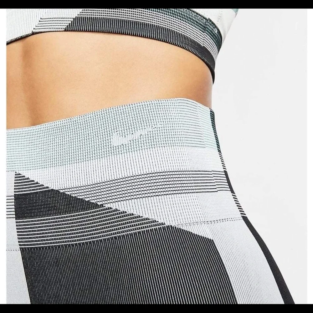 WOMEN'S NIKE SCULPT ICON CLASH CROP RUNNING TIGHTS